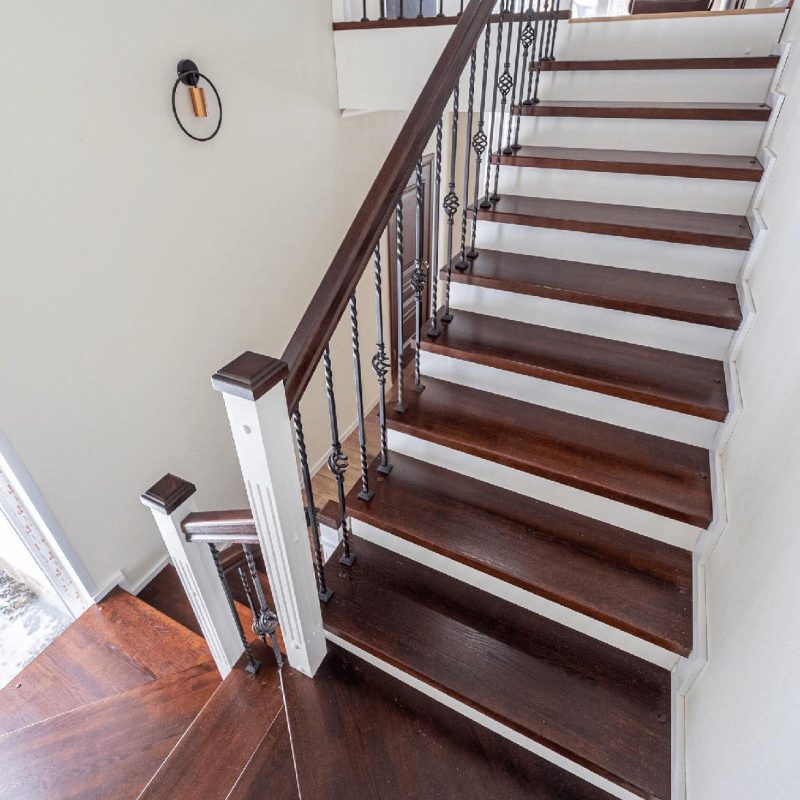 Деревянная лестница из ясеня и пригласительной ступенью