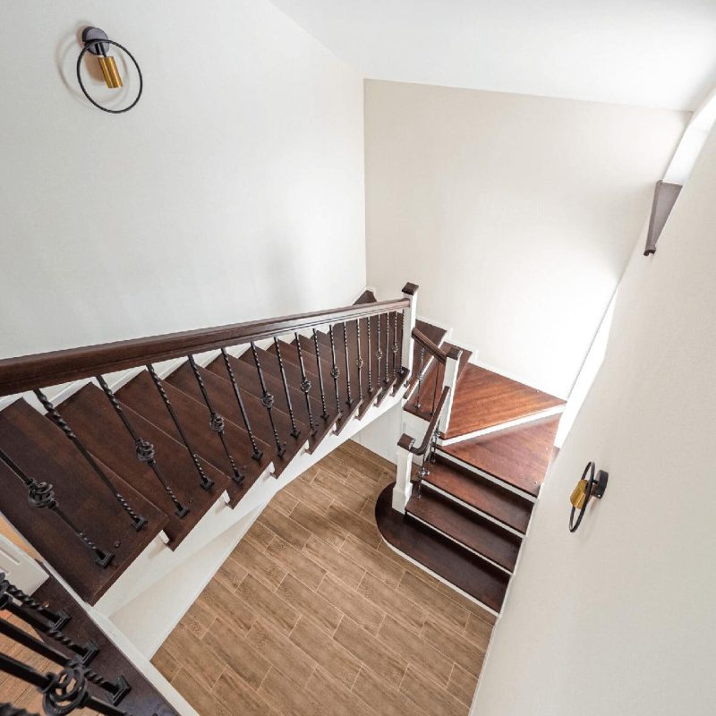 Деревянная лестница из ясеня и пригласительной ступенью