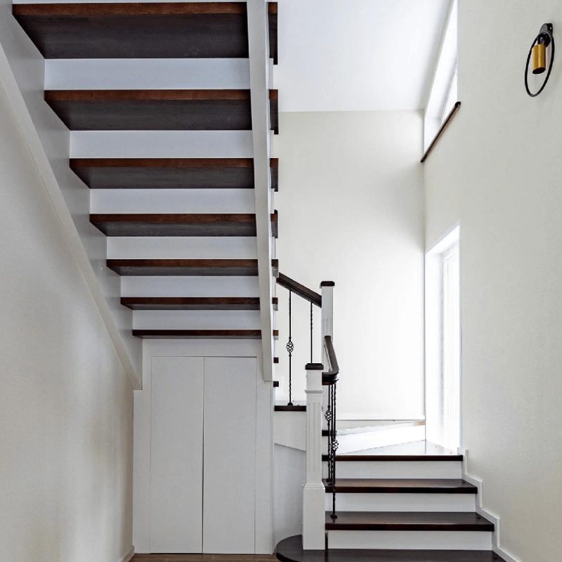 Деревянная лестница из ясеня и пригласительной ступенью