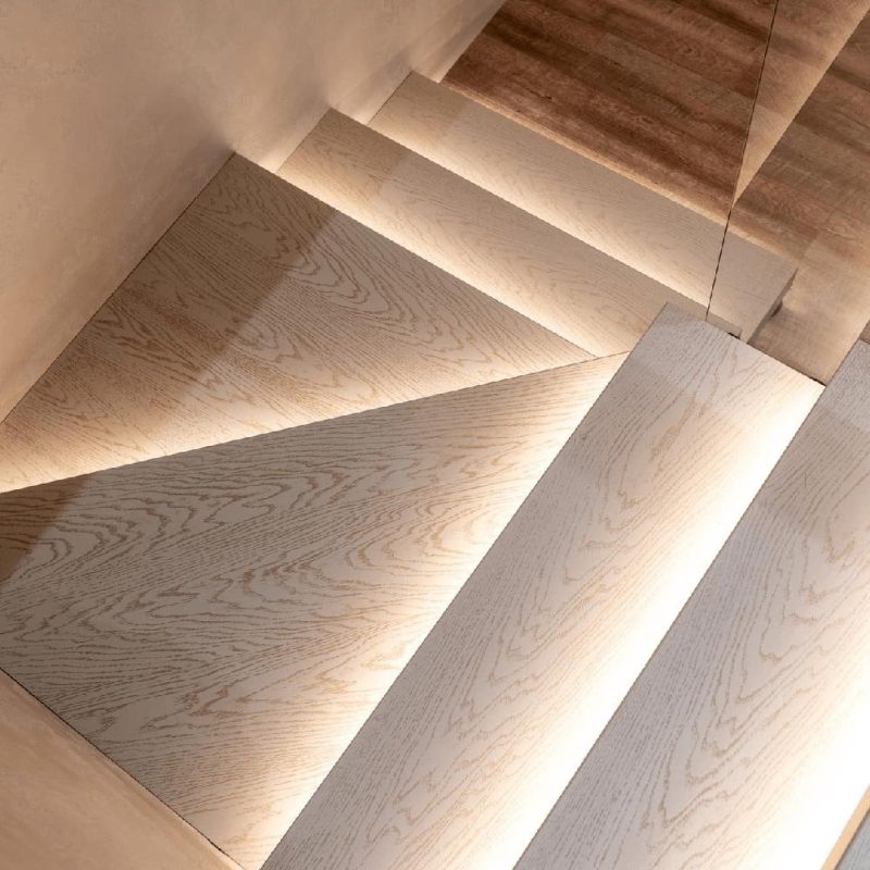 Консольная лестница со шпонированными ступенями и стеклом