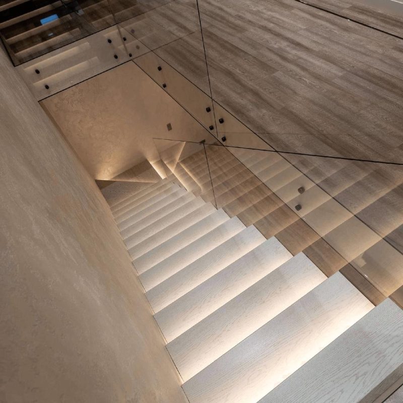 Консольная лестница со шпонированными ступенями и стеклом