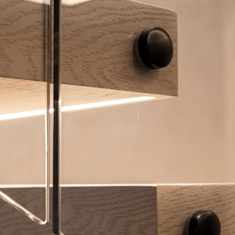 Консольная лестница со шпонированными ступенями и стеклом