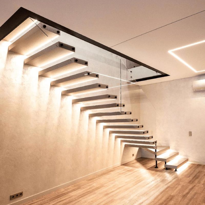 Консольная лестница со шпонированными ступенями и стеклом