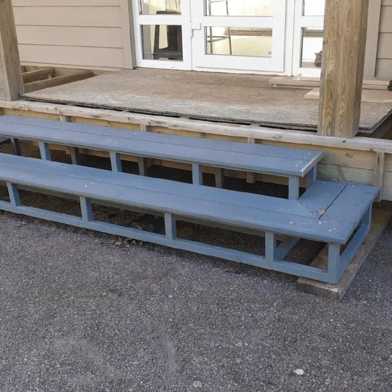 Металлическая лестница на 2 ступени