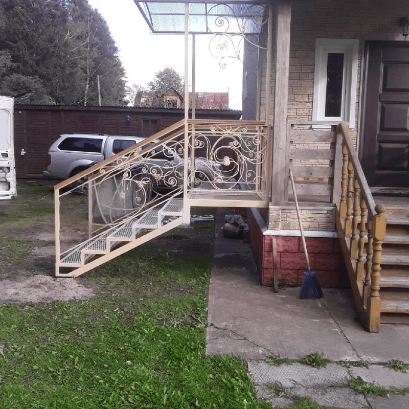 Металлическое крыльцо с козырьком
