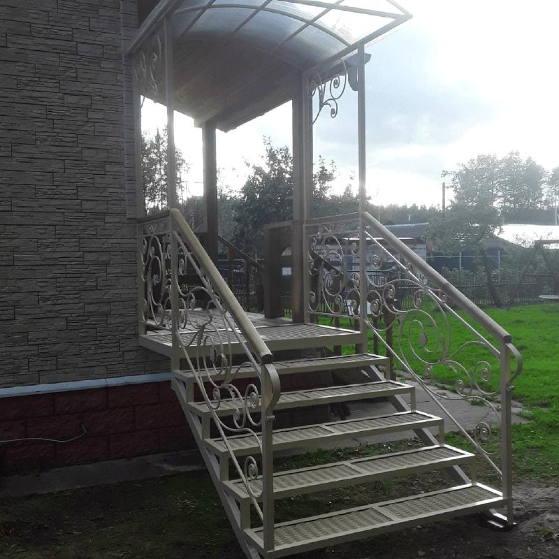 Металлическое крыльцо с козырьком