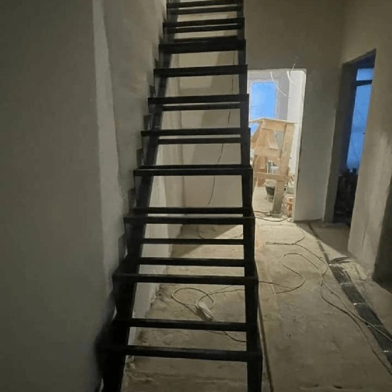Металлокаркас прямой одномаршевой лестницы на второй этаж