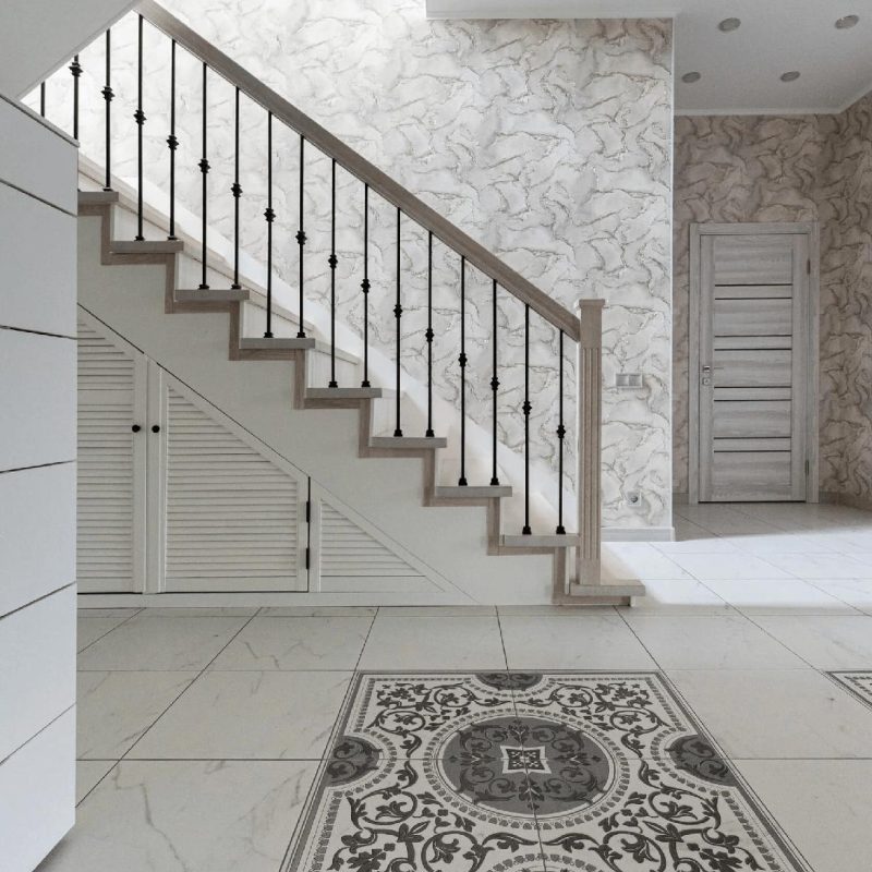 Облицовка бетонной лестницы беленым дубом с доп ступенью на полу