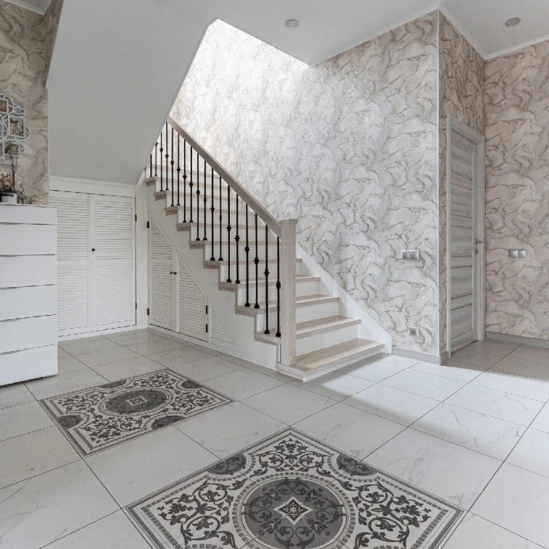 Облицовка бетонной лестницы беленым дубом с доп ступенью на полу