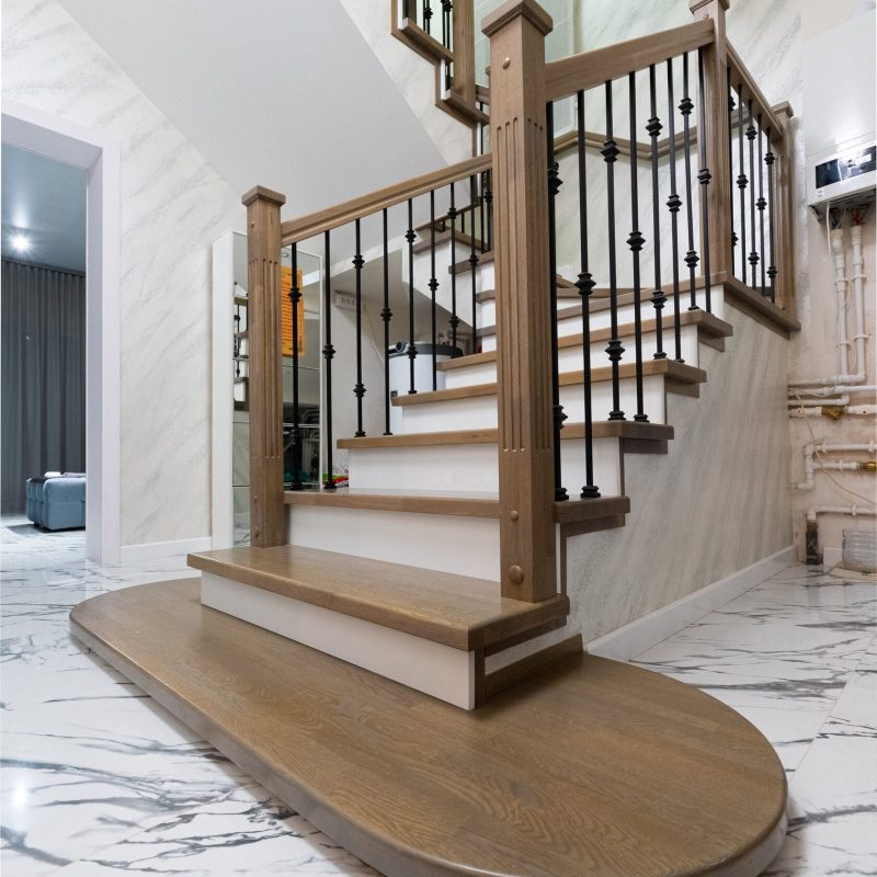 Облицовка бетонной лестницы дубом с широкой первой ступенью