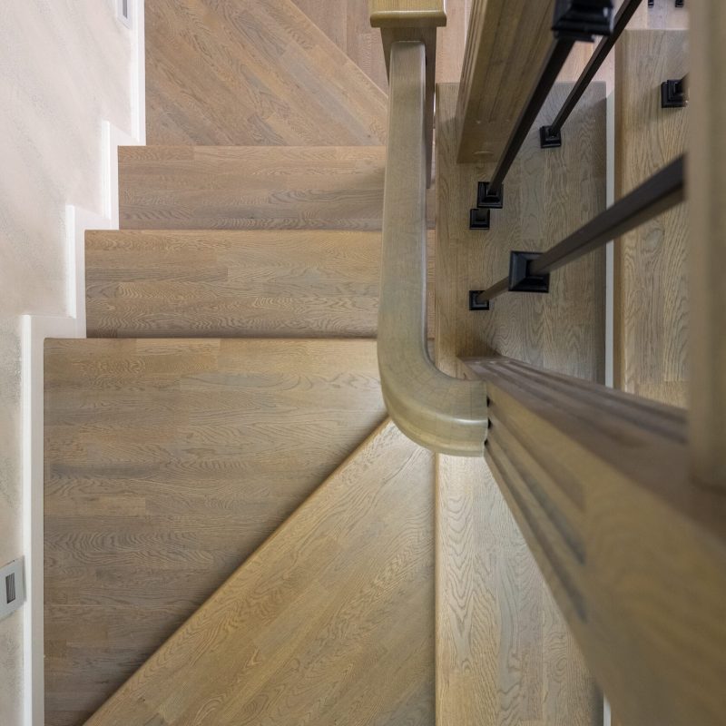 Облицовка бетонной лестницы дубом с широкой первой ступенью