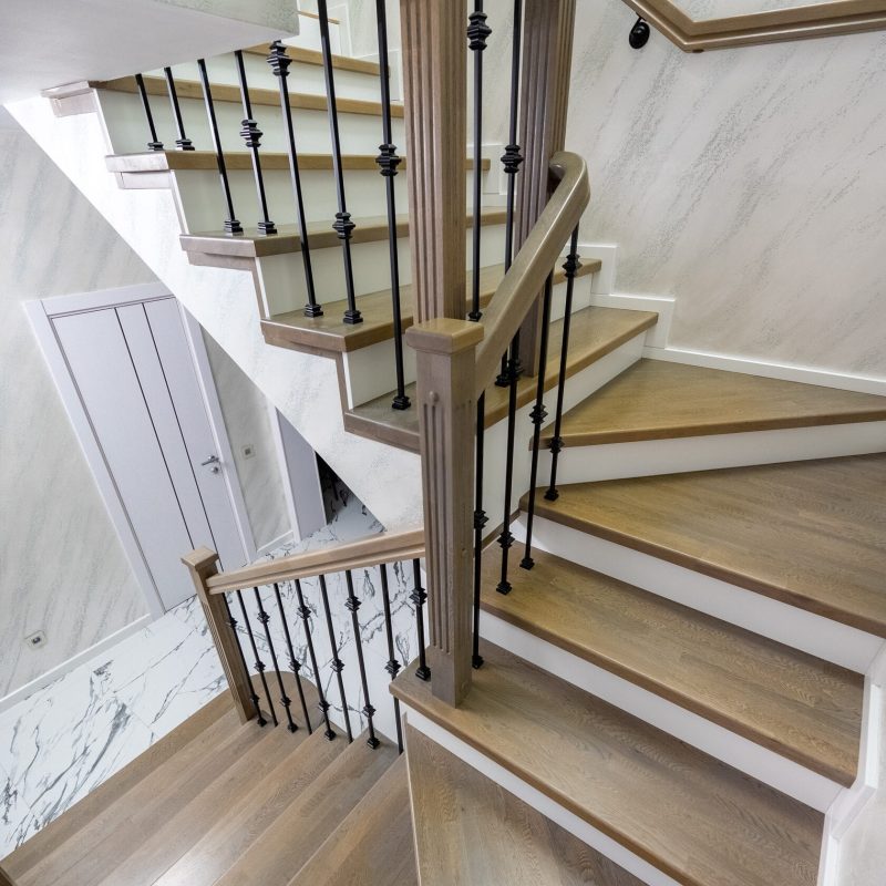 Облицовка бетонной лестницы дубом с широкой первой ступенью