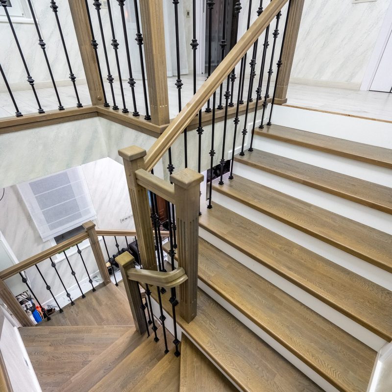 Облицовка бетонной лестницы дубом с широкой первой ступенью