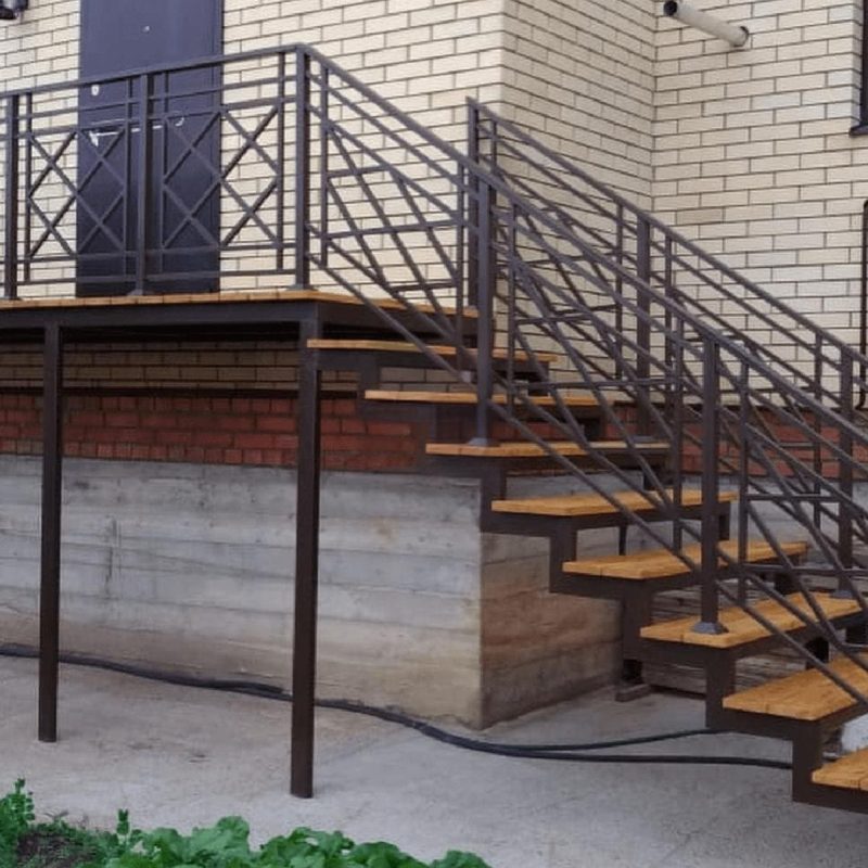 Уличная лестница из профильной трубы